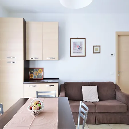 Snug In With Balcony Or Terrace