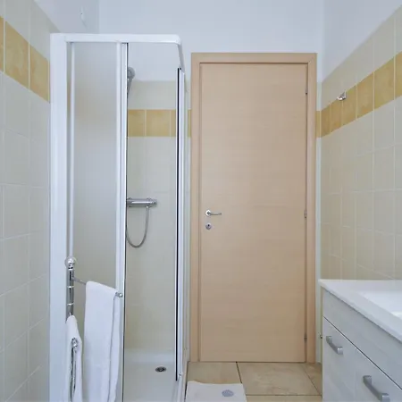 Snug In With Balcony Or Terrace דרביו